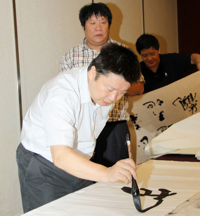 2010年迎中秋书法笔会隆重举行,书画家们挥毫泼墨