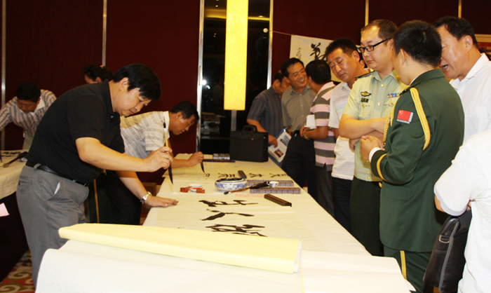 2010年迎中秋书法笔会隆重举行,书画家们挥毫泼墨