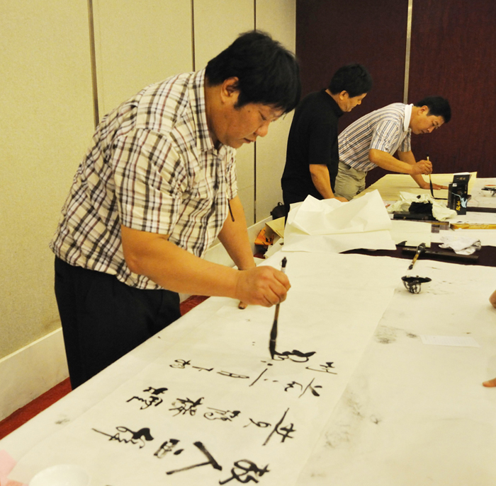 2010年迎中秋书法笔会隆重举行,书画家们挥毫泼墨