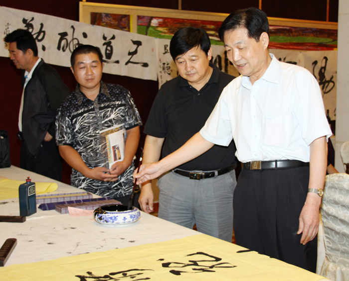 2010年迎中秋书法笔会隆重举行,书画家们挥毫泼墨