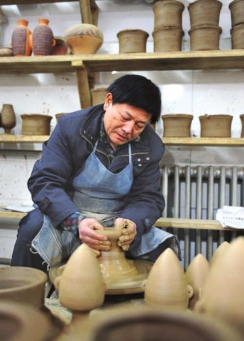 沁阳市农民刘新安传承仰韶文化精制仿古彩陶