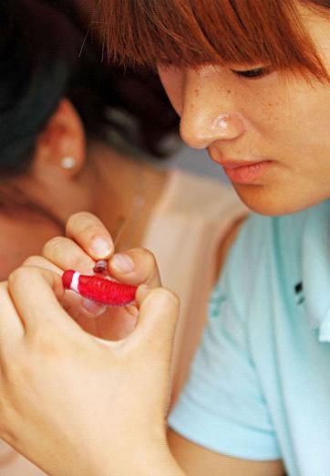 安阳滑县“非遗”秦氏绢艺吸引高校学子暑期实践