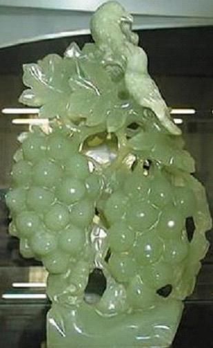 独山玉升值钱景不可估量 色泽艳丽世间稀有