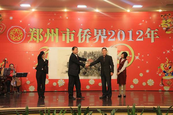 著名画家沈钊昌为郑州市侨界2012年新春联谊会捐赠书画作品