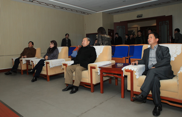 河南省书法家协会顾问陈春思陪同美国市长苏王秀兰参观千唐志斋并赠字