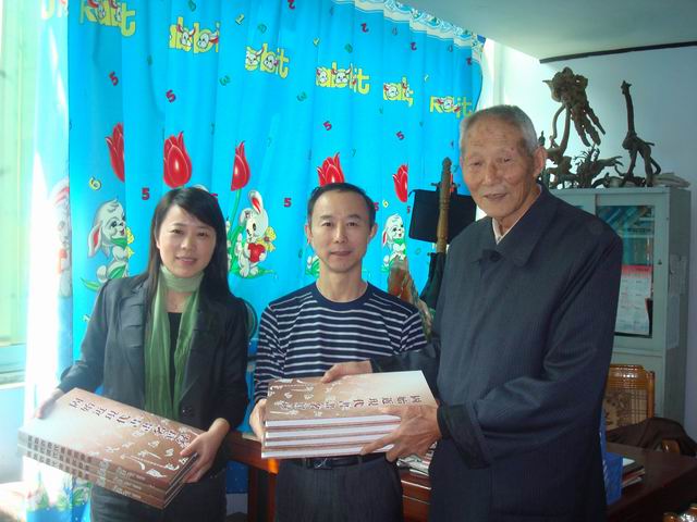 我市著名书画家李乾山向信阳市图书馆捐赠图书