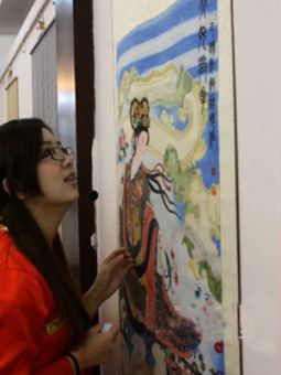 布雕画亮相淮河文化周 画里画外两美女比美