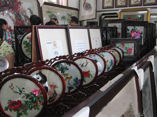 开封汴绣——绣绷花鸟逐时新 活色生香可夺真