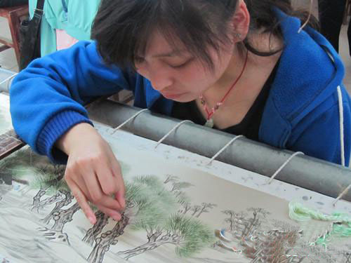 开封汴绣——绣绷花鸟逐时新 活色生香可夺真