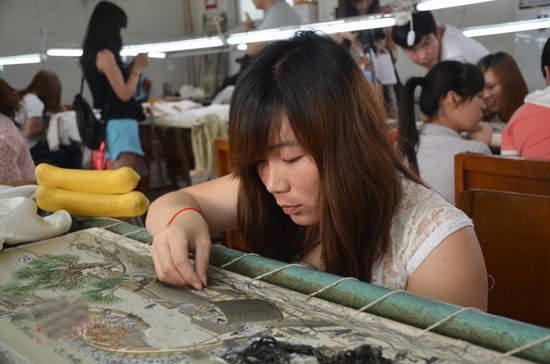 走进开封素花绣庄 体验千年汴绣精髓