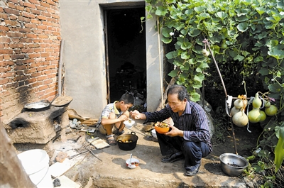 父子种葫芦 烙画招“福禄”