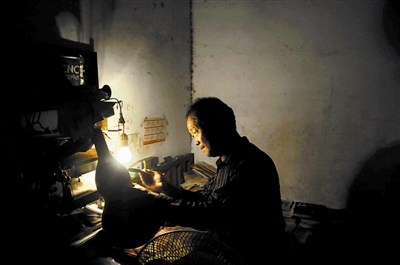 父子种葫芦 烙画招“福禄”