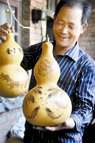父子种葫芦 烙画招“福禄”