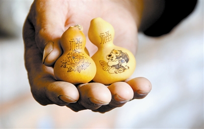 父子种葫芦 烙画招“福禄”