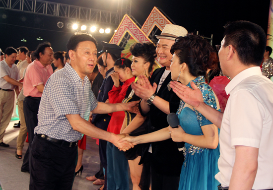 省歌舞演艺集团“舞台艺术送农民” 宜阳群众享“大餐”