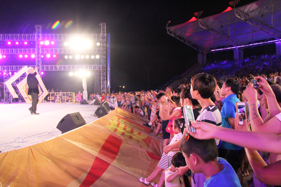 省歌舞演艺集团“舞台艺术送农民” 宜阳群众享“大餐”