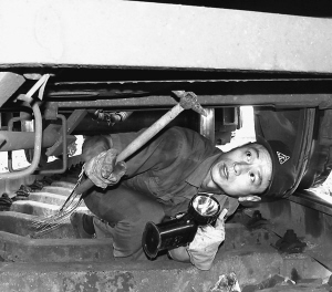 王德明 用心干活的“车辆大夫”——记郑州铁路局洛阳车辆段洛东列检所检车员王德明