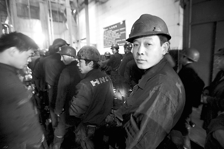 煤海里默默奉献无怨无悔 一个采煤工的一天