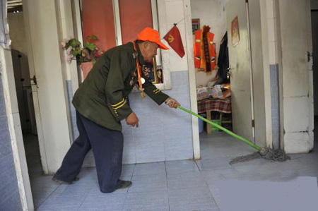 老党员曹振海发挥余热 义务看管公厕13年