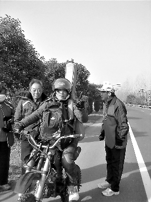 鹤壁小伙儿驾摩托车 从江苏无锡到北京