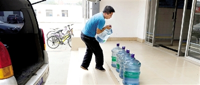 У԰ˮ硱 4ΪƶѧˮͰ