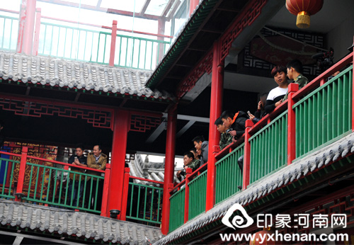 著名影星邵兵携《一起长大》剧组在郑州唐人街文化广场取景拍摄